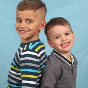 FOTOGRAFIJA V POLJUBNI KOMBINACIJI (s sošolko/cem, sestro, bratom,…)